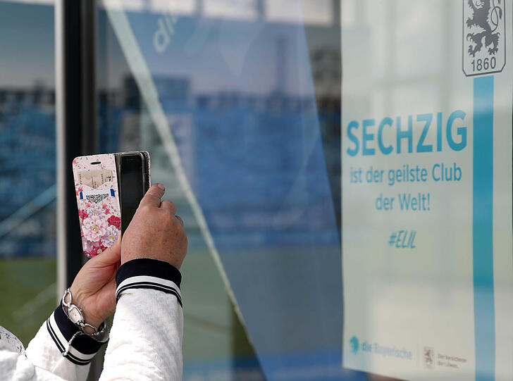 Der Stehplatz für die Stehhalle kostet in Zukunft 500 Euro (vorher 460 Euro), der Preis für den Stehplatz in der Westkurve wird von 245 auf 265 Euro angehoben.