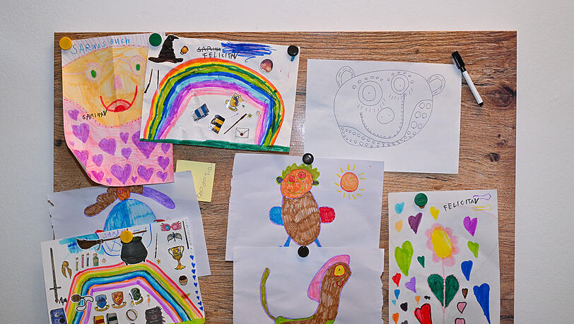 Die jungen Bewohner sorgen auch selbst für die Dekoration. Ansonsten zieren vor allem Tierbilder die Wände der Einrichtung. Zum Kurzzeitwohnen kommen Kinder unter anderem mit Autismus-Spektrum-Störungen, Down-Syndrom oder emotionalen Behinderungen.