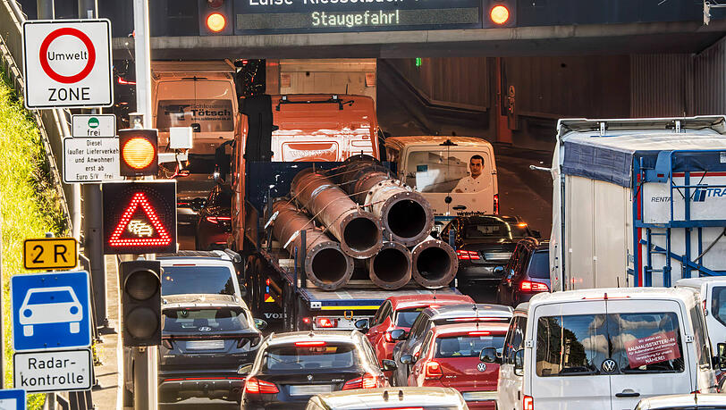 Auf dem Mittleren Ring stehen Autofahrer oft im Stau. Bald wird sich die Situation verschlechtern: Denn der Luise-Kiesselbach-Tunnel wird einen Monat gesperrt. Auf dem Mittleren Ring stehen Autofahrer oft im Stau. Bald wird sich die Situation verschlechtern: Denn der Luise-Kiesselbach-Tunnel wird einen Monat gesperrt.