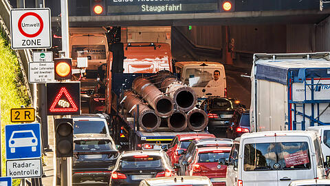Auf dem Mittleren Ring stehen Autofahrer oft im Stau. Bald wird sich die Situation verschlechtern: Denn der Luise-Kiesselbach-Tunnel wird einen Monat gesperrt.