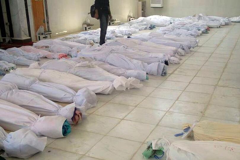 Den UN-Beobachtern, die am Samstag in Al-Hula in der
syrischen Provinz Homs eintrafen, bot sich ein erschütterndes Bild.
In weiße Tücher gehüllt, lagen in einem Raum nebeneinander die
Leichen von Dutzenden Menschen, bereits vorbereitet für das
Begräbnis. Mehr als 30 Kinder wurden bei dem Massaker getötet