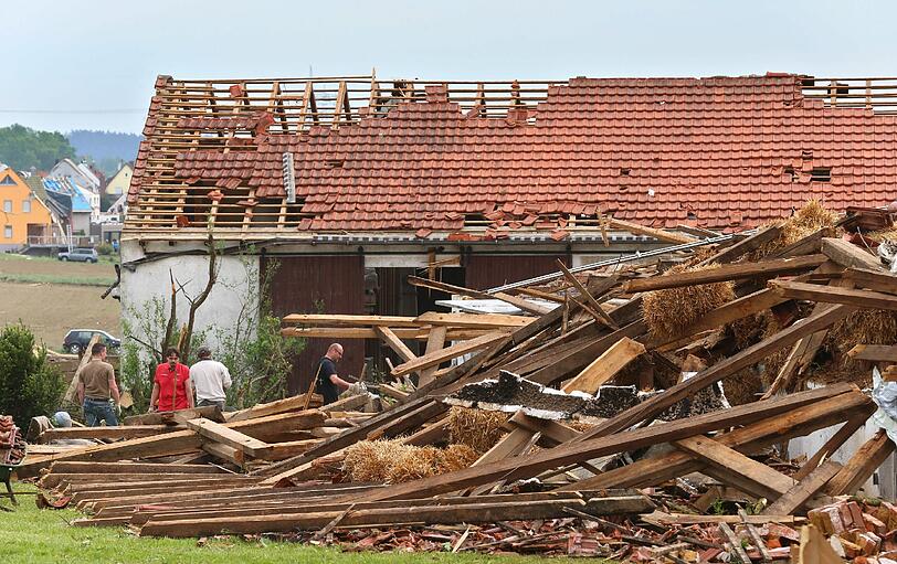 Tornado wütet in Süddeutschland: Das Dorf Affing war von dem Sturm besonders stark betroffen. Die Bilder..