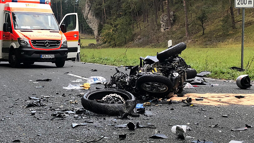 Bei Neuhaus an der Pegnitz sind zwei Menschen bei einem Verkehrsunfall ums Leben gekommen.