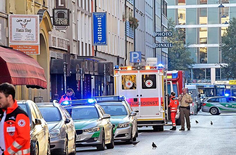Mehrere Beteiligte prügelten sich in einer Bar in der Landwehrstraße. Es gab einige Verletzte, Polizei und Rettungsdienst waren mit einem Großaufgebot im Einsatz.