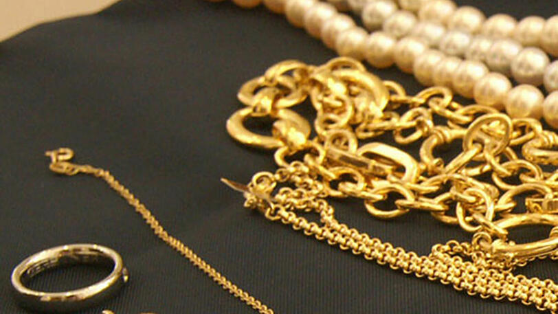 Im Tausch gegen einen bunten Teppich übergab eine 63-Jährige dem Fremden Schmuck im Wert von rund 1000 Euro. (Symbolbild)