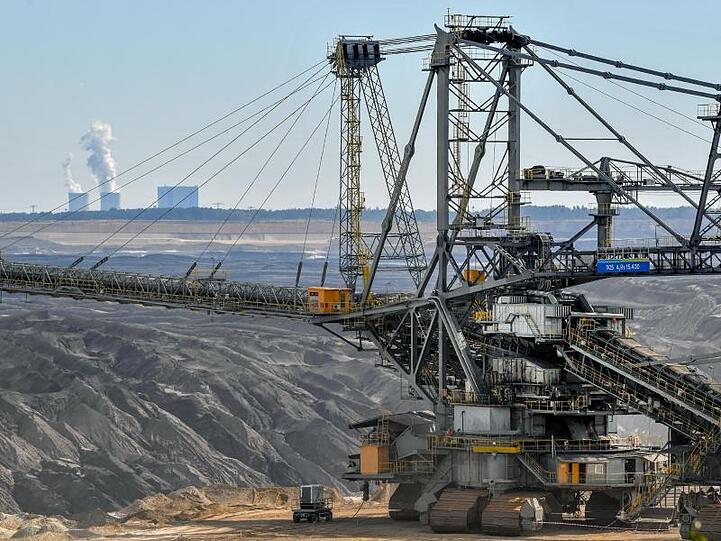 Ein Absetzer ist am Rande des Braunkohletagebaus Welzow Süd in der Lausitz vor riesigen Abraumhalden zu sehen.
