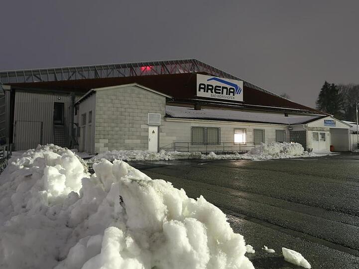 Schneehaufen vor dem Eisstadion. Wegen der Schneemengen auf dem Dach wurde das Eisstadion geschlossen. Foto: Karl-Josef Hildenbrand