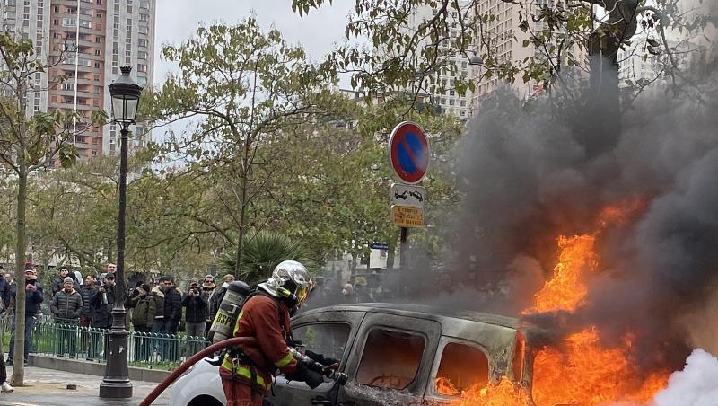 Ein Feuerwehrmann löscht in Paris ein von "Gelbwesten" in Brand gesetztes Auto. Ein Feuerwehrmann löscht in Paris ein von "Gelbwesten" in Brand gesetztes Auto.