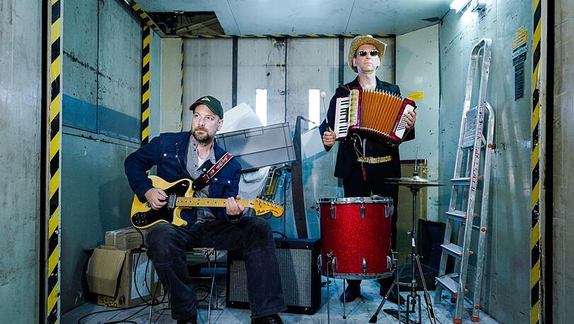 Stephan Zinner (mit Gitarre) und sein Musik-Partner Peter Pichler.