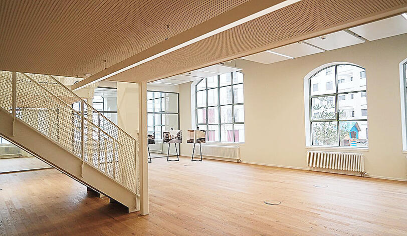 Ein helles und offenes Ambiente: In den loftartigen Räumen im Erdgeschoss sind die Rundbogenfenster aus Metall nachgebaut worden.