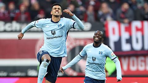 Robert Glatzel (l) vom HSV jubelt über seinen Treffer zum 0:1. Daneben jubelt Jean-Luc Dompe vom HSV.