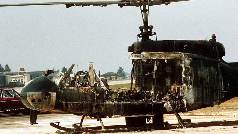 Der ausgebrannte Helikopter nach der missglückten Befreiung der Geiseln auf dem Flughafen Fürstenfeldbruck. Foto: dpa