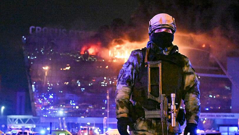 Wegen des Terroranschlags auf eine Konzerthalle in Moskau stehen vier mutmaßliche Hauptattentäter und viele Komplizen vor Gericht. (Archivbild)