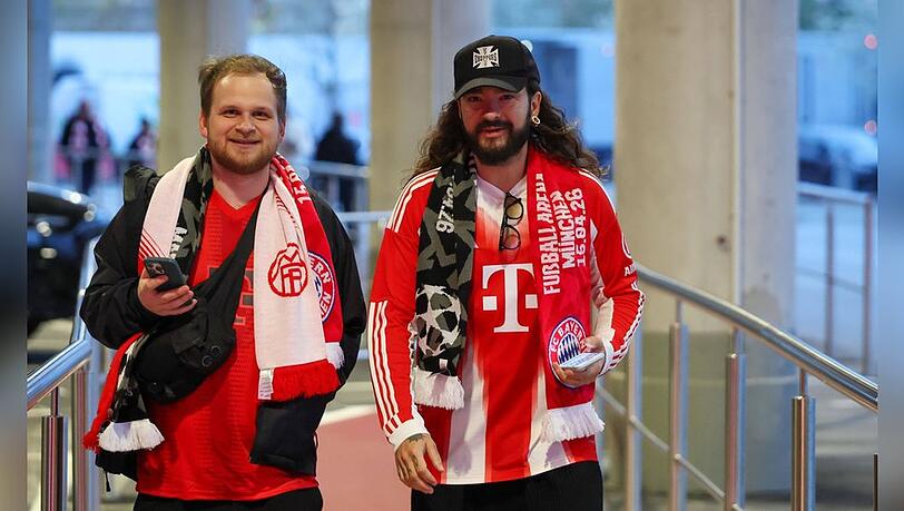 Tom Kaulitz auf den Weg zu seinem Trib&uuml;nenplatz.
