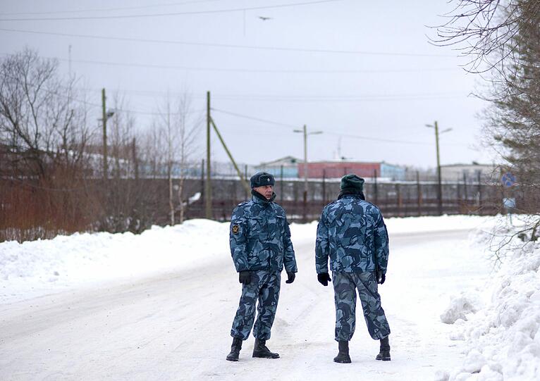Russische Militärs vor dem Gefangenenlager im karelischen Segescha, dass Chodorkowski eigentlich erst im August 2014 hätte verlassen dürfen. Putin aber ließ ihn jetzt schon in Freiheit.