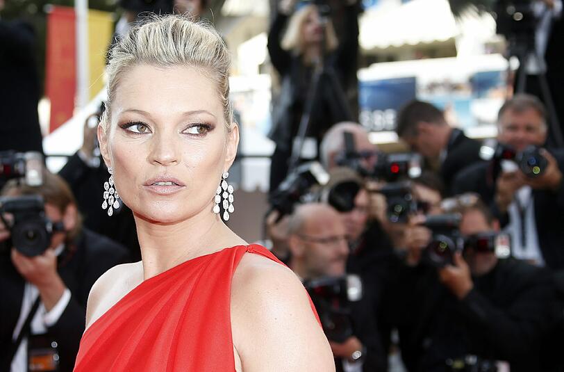 Kate Moss soll sich in den 18-jährigen Sohn ihres Bekannten Richard Curtis verguckt haben.