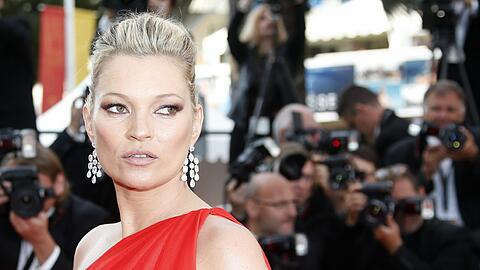Kate Moss soll sich in den 18-jährigen Sohn ihres Bekannten Richard Curtis verguckt haben.