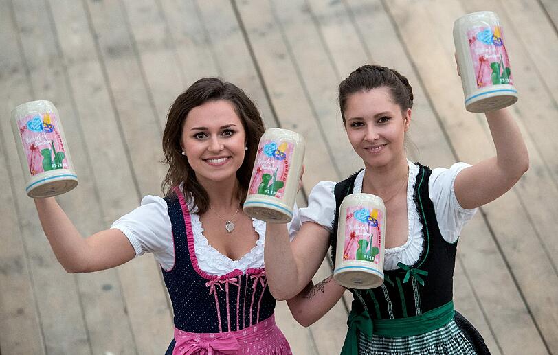 Im Bräurosl-Zelt präsentieren Laura (l) und Maja den Wiesn-Maßkrug 2016.