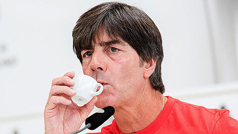 Allein auf den Bundestrainerjob will sich Joachim Löw nicht festlegen lassen: "Im Ausland könnte es mich zum gegebenen Zeitpunkt durchaus reizen, wieder als Vereinstrainer zu arbeiten, weil ich die Arbeit mit der Mannschaft auf dem Trainingsplatz liebe."
