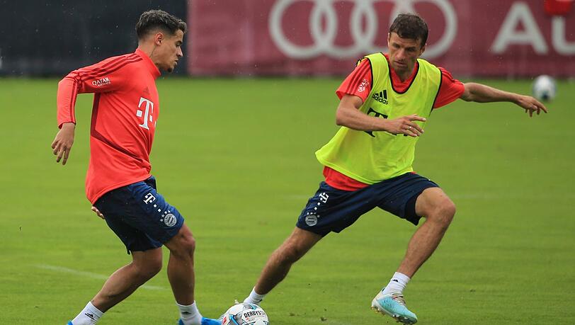 Konkurrenten im offensiven Mittelfeld des FC Bayern: Philippe Coutinho (l.) und Thomas Müller Konkurrenten im offensiven Mittelfeld des FC Bayern: Philippe Coutinho (l.) und Thomas Müller