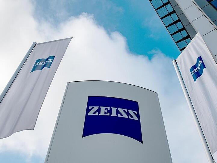Das Firmenlogo der Carl Zeiss AG steht vor der Konzernzentrale.