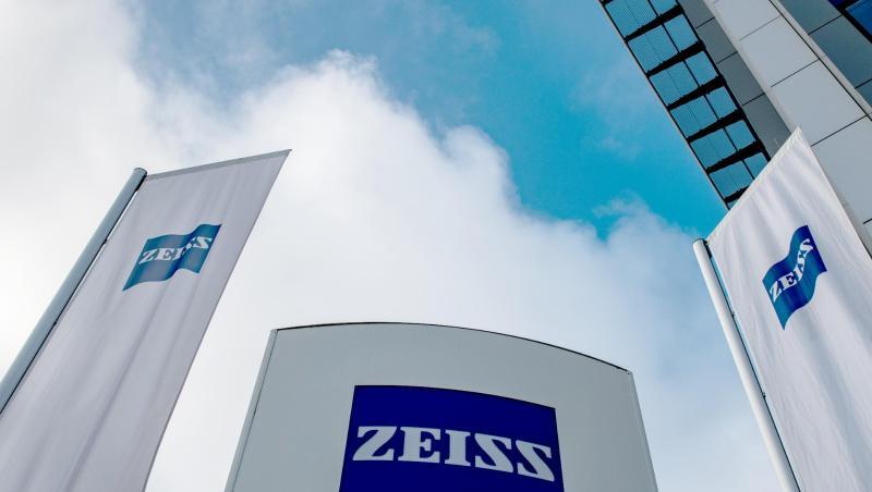 Das Firmenlogo der Carl Zeiss AG steht vor der Konzernzentrale. Das Firmenlogo der Carl Zeiss AG steht vor der Konzernzentrale.