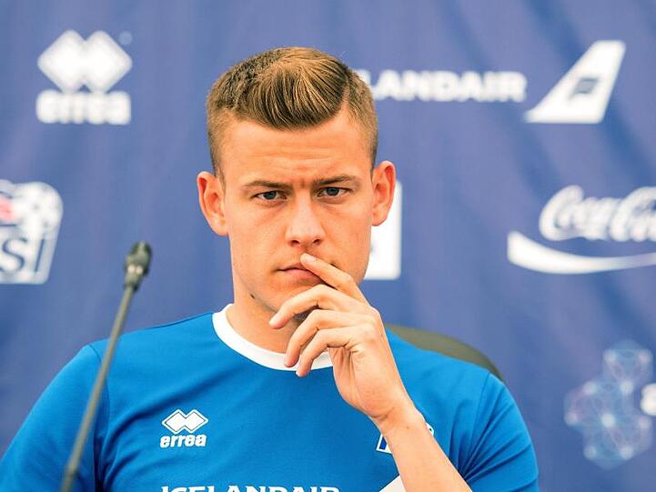 Stürmer Alfred Finnbogason spricht bei der Pressekonferenz der Nationalmannschaft aus Island. Foto: Maximilian Haupt/Archivbild