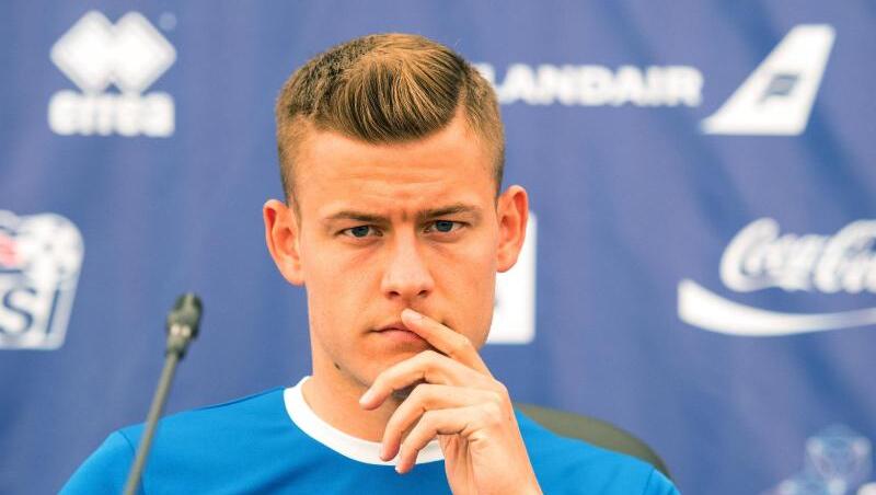 Stürmer Alfred Finnbogason spricht bei der Pressekonferenz der Nationalmannschaft aus Island. Foto: Maximilian Haupt/Archivbild Stürmer Alfred Finnbogason spricht bei der Pressekonferenz der Nationalmannschaft aus Island. Foto: Maximilian Haupt/Archivbild