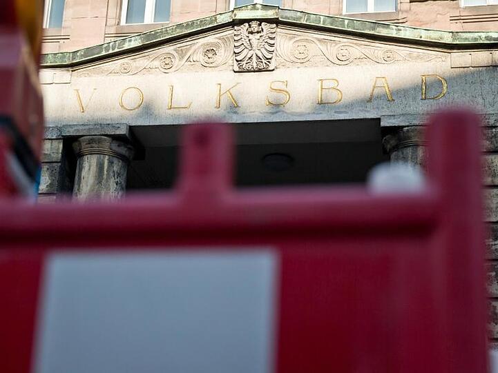Blick auf das geschlossene Volksbad in Nürnberg. Foto: Daniel Karmann/Archivbild