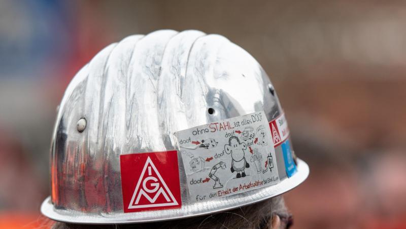 Das Logo der IG Metall befindet sich auf dem Helm eines Stahlarbeiters. Foto: Bernd Thissen/dpa/Archivbild Das Logo der IG Metall befindet sich auf dem Helm eines Stahlarbeiters. Foto: Bernd Thissen/dpa/Archivbild