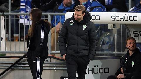 Im Spiel bei Arminia Bielefeld reagiert Wolfsburgs Trainer Florian Kohfeldt an der Seitenlinie.