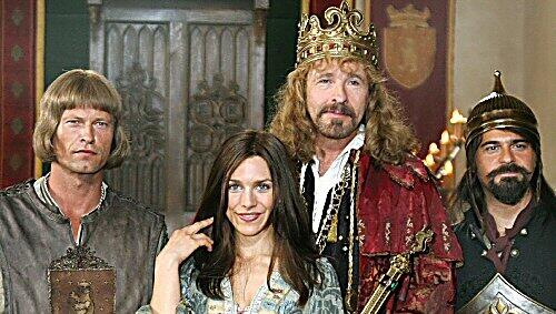 Til Schweiger mit seinen Ritter-Stars, darunter auch Thomas Gottschalk mit Perücke Til Schweiger mit seinen Ritter-Stars, darunter auch Thomas Gottschalk mit Perücke