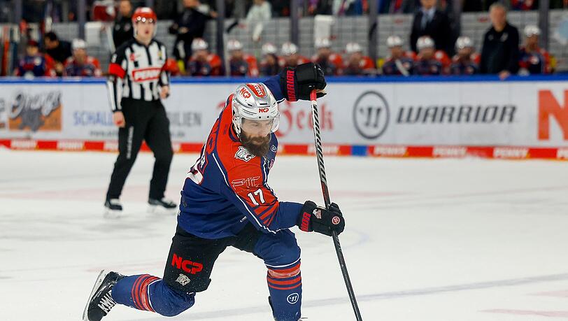 Der Nürnberger Patrick Reimer schießt den Puck.