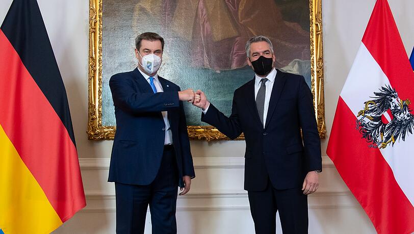 2022 war CSU-Chef Söder zuletzt offiziell im österreichischen Kanzleramt zu Gast. Damals noch mit Corona-Maske bei Regierungschef Karl Nehammer. (Archivbild)