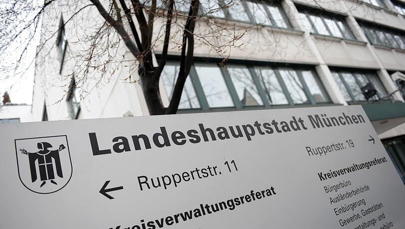 Polizisten durchsuchten nach Hinweisen von Kollegen die Räume der Ausländerbehörde in München. (Archivbild)