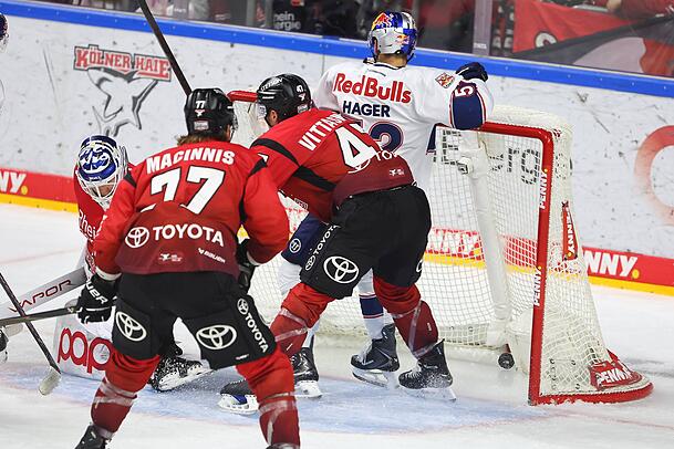 Patrick Hager (hinten) erarbeitet, erzwingt das Führungstor für den EHC in Köln. Schon gegen Mannheim hatte er so getroffen.