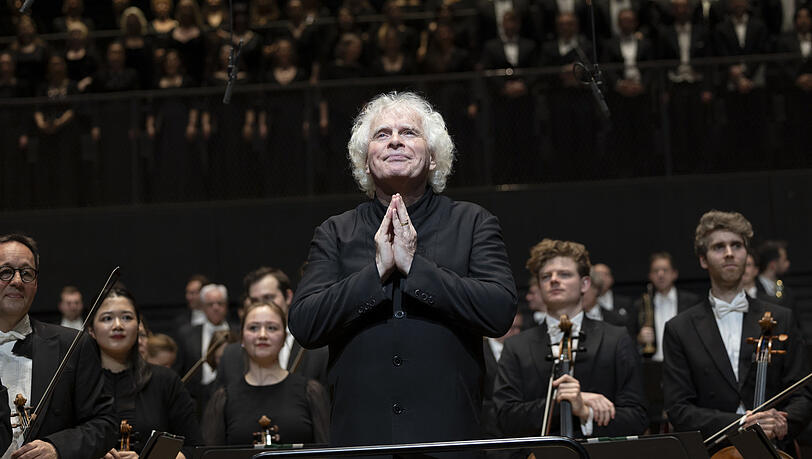 Simon Rattle beim Schlussapplaus.