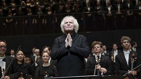 Simon Rattle beim Schlussapplaus.