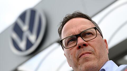 Sachsens Wirtschaftsminister Dirk Panter bringt zum Erhalt der Automobilindustrie in Zwickau ein Joint Venture von VW mit chinesischen Herstellern vor (Archivbild)