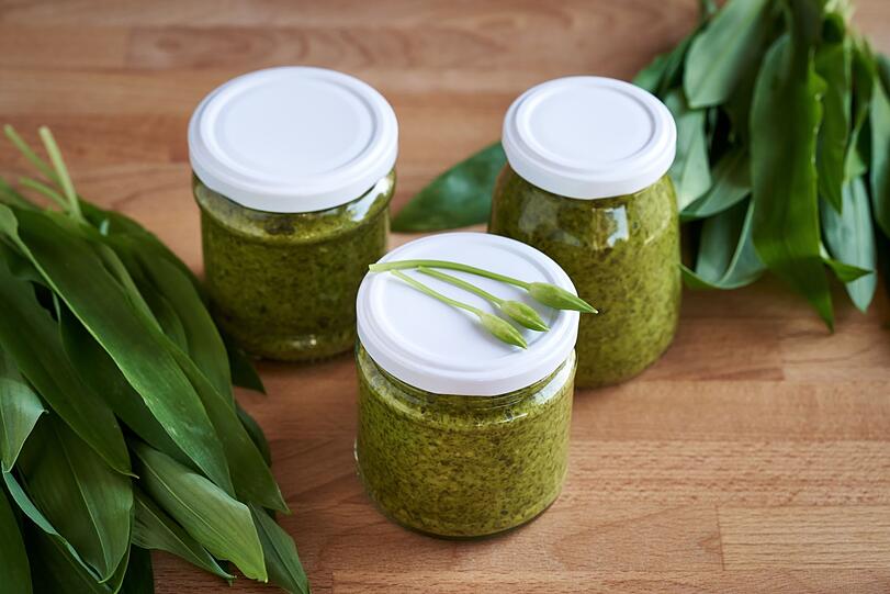 Ein regionales Fr&uuml;hlings-Pesto l&auml;sst sich zum Beispiel gut aus B&auml;rlauch herstellen. Die Pflanze bringt bereits einiges an Sch&auml;rfe mit, sodass kein Knoblauch extra hinzugef&uuml;gt werden muss. Wie zu Basilikum passen auch zu B&auml;rlauch Pinienkerne, Oliven&ouml;l und Salz. Bei Bedarf k&ouml;nnen Sie auch noch etwas K&auml;se hinzuf&uuml;gen.