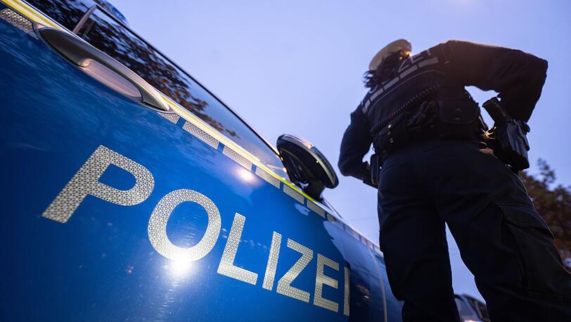 Die Polizei nimmt einen Mann fest, der w&auml;hrend eines Streits zu einer Machete griff. (Symbolbild)