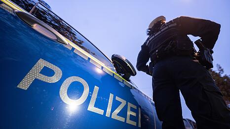 Die Polizei nimmt einen Mann fest, der w&auml;hrend eines Streits zu einer Machete griff. (Symbolbild)