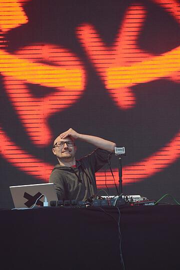 Wolkenbruch und Matsch statt "sky" und "sand" - trotzdem feiern am Sonntag 20.000 Fans den Berliner DJ Paul Kalkbrenner am Königsplatz.
