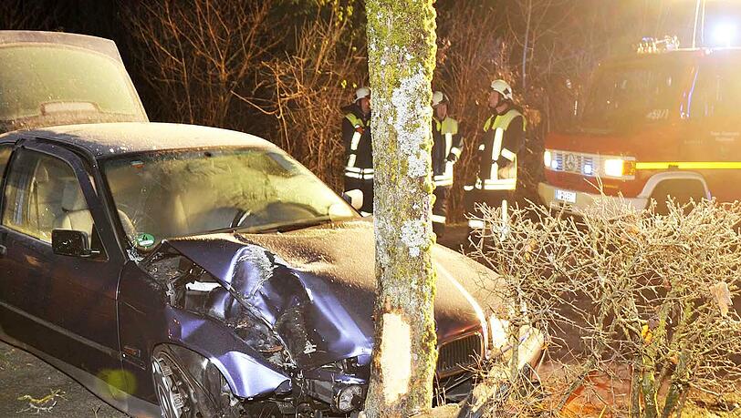 Der Fahrer des BMW verletzte sich beim Unfall schwer und musste ins Krankenhaus gebracht werden. Der Fahrer des BMW verletzte sich beim Unfall schwer und musste ins Krankenhaus gebracht werden.