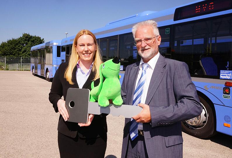 Herbert König (r), Vorsitzender der MVG-Geschäftsführung, übernimmt den Schlüssel von Malgorzata Olszewska, Geschäftsführerin beim Bushersteller Solaris Deutschland.