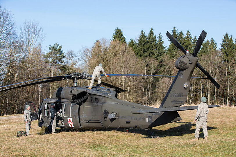 Kennt man normalerweise nur aus Hollywood-Streifen: Schwere Panzerwagen und Black Hawks der US Army. Derzeit üben die Soldaten Evakuierungen im Gebirge bei Traunstein. Hier gibt's die Fotos.