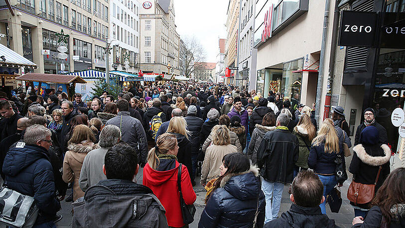 Samstag ist Umtauschtag: Es wird eng in der Fußgängerzone. Samstag ist Umtauschtag: Es wird eng in der Fußgängerzone.