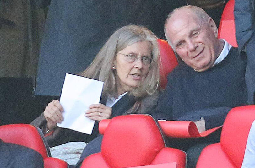 Er sah zwar keinen Sieg, erlebte aber den Halbfinal-Einzug seines FC Bayern live mit: Uli Hoeneß beim 2:2 in Lissabon. Hier mit seiner Frau Susi.