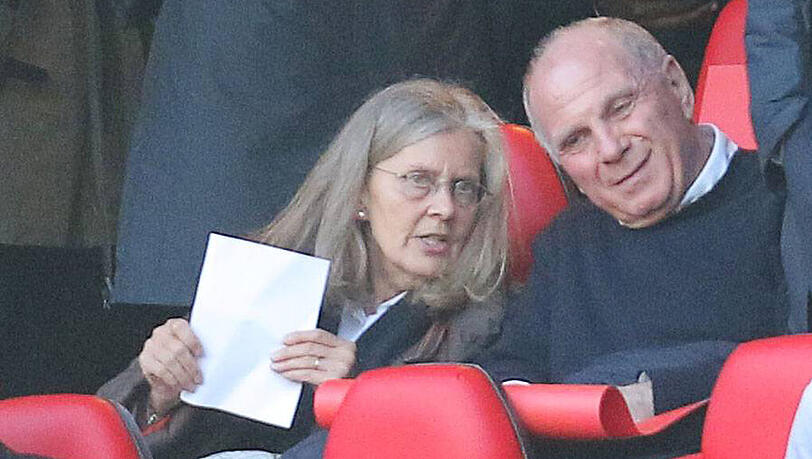 Er sah zwar keinen Sieg, erlebte aber den Halbfinal-Einzug seines FC Bayern live mit: Uli Hoeneß beim 2:2 in Lissabon. Hier mit seiner Frau Susi. Er sah zwar keinen Sieg, erlebte aber den Halbfinal-Einzug seines FC Bayern live mit: Uli Hoeneß beim 2:2 in Lissabon. Hier mit seiner Frau Susi.