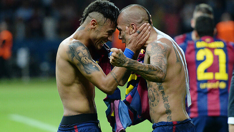 Doppeltes Barca-Sixpack: Stürmerstar Neymar und der damalige Barcelona-Verteidiger Dani Alves bejubeln den Champions-League-Titel 2015, ihre Waschbrettbäuche strahlen dabei um die Wette.